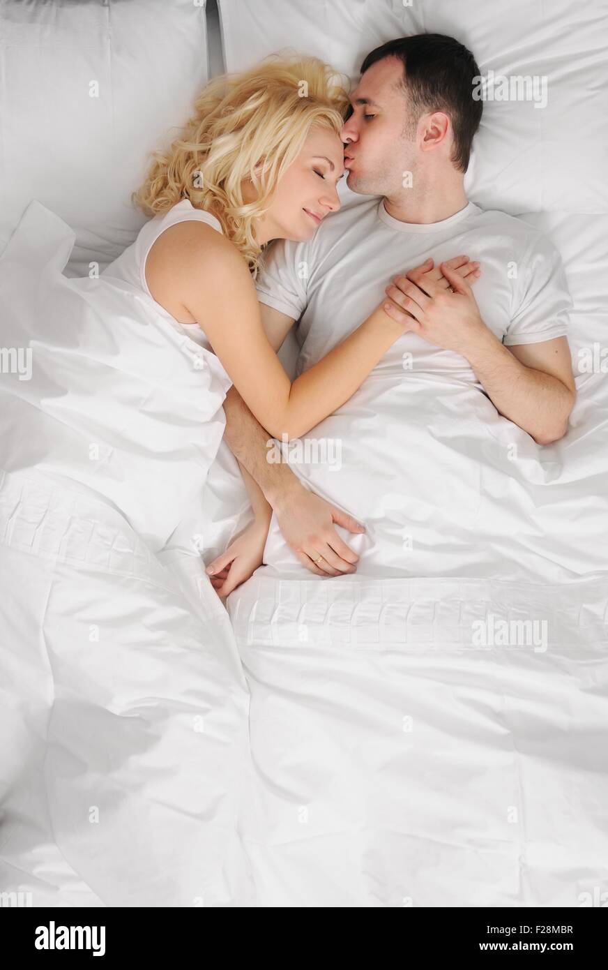 Что делать жене в постели. Молодая пара в постели. Красивые пары в постели. Молодая пара в кровати. Дорогой возьми меня.