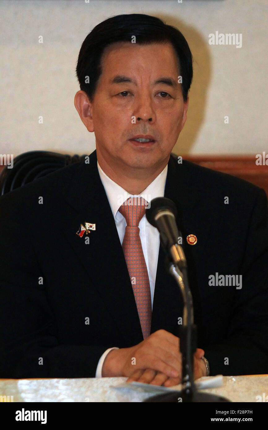 Quezon City, Philippines. 14th Sep, 2015. South Korean Defense Minister Han Min-koo speaks to the media during a press conference at the Armed Forces of the Philippines (AFP) headquarters in Quezon City, the Philippines, Sept. 14, 2015. The Philippines and South Korea signed Monday a memorandum of agreement on the protection of classified military information. Philippine Defense Secretary Voltaire Gazmin and visiting South Korean Defense Minister Han Min-koo inked the deal at a ceremony in the Philippine military headquarters. © Rouelle Umali/Xinhua/Alamy Live News Stock Photo