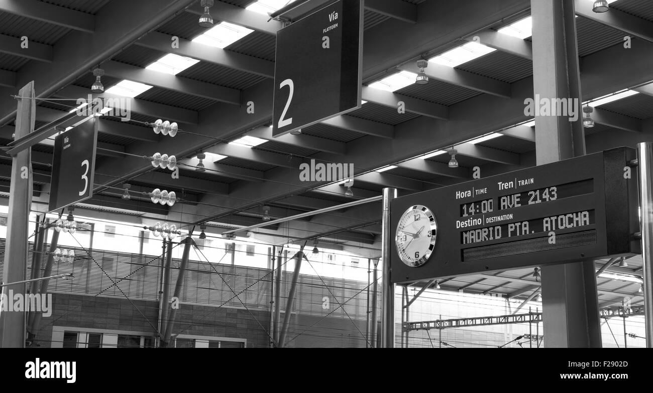 Station clock platform Black and White Stock Photos & Images Alamy