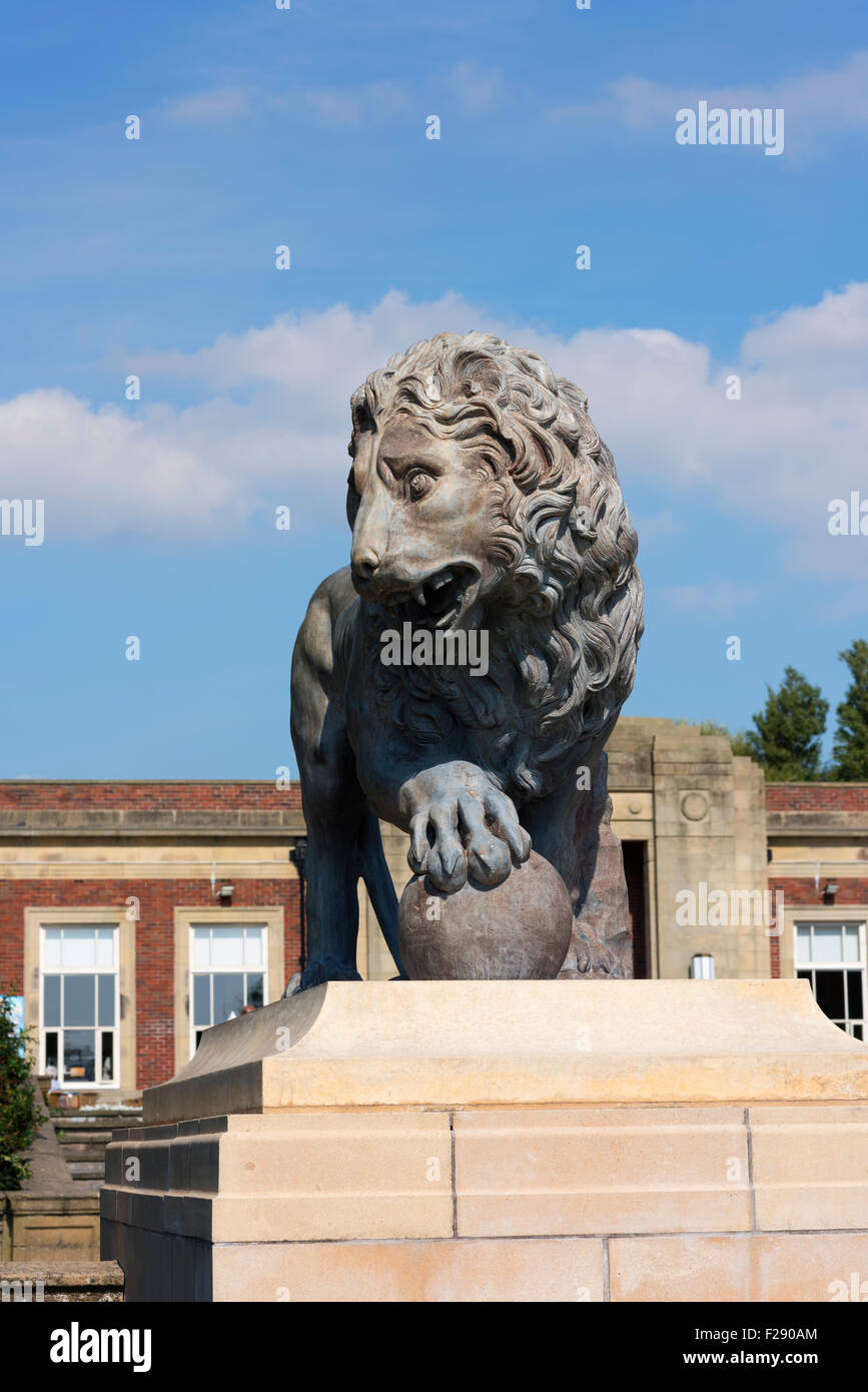 Statue of roaring lion hi-res stock photography and images - Alamy