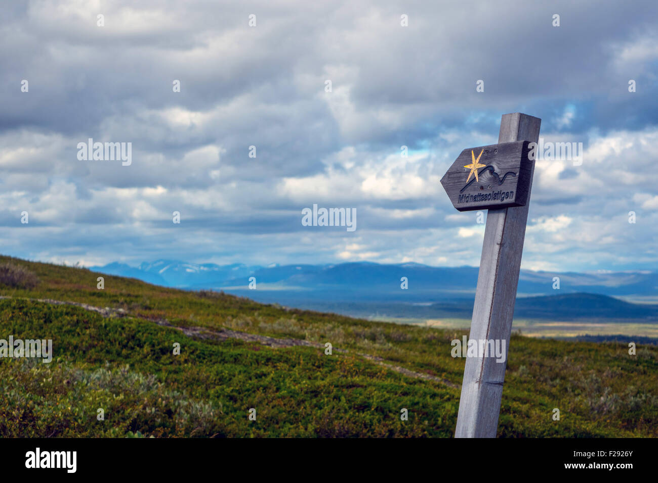 Signboard to Midnattsolstigen footpath and snowshoe trail, Kiruna