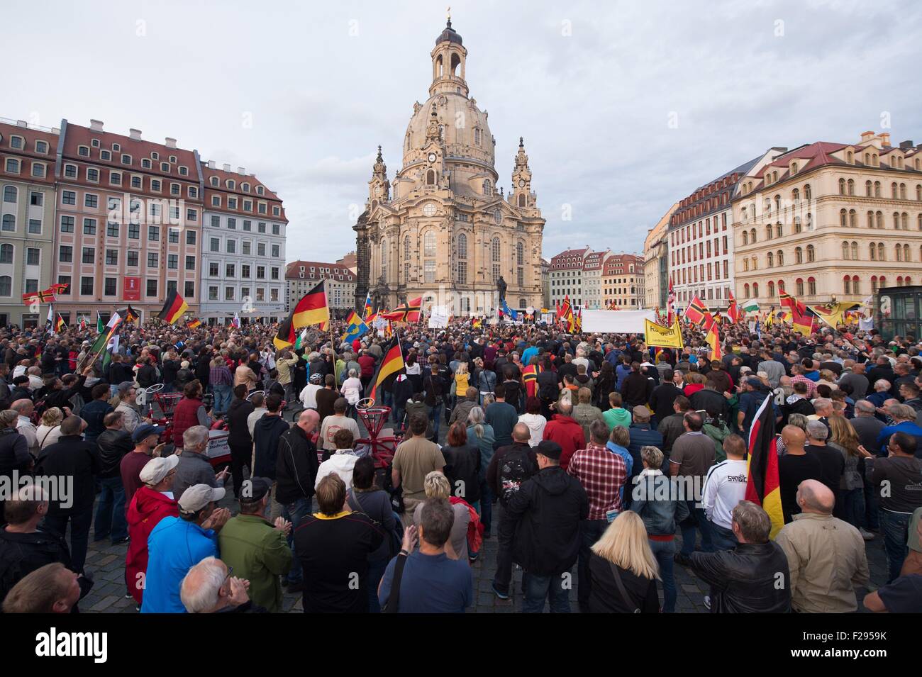 Немецкие люди фото. Жители Германии. Народы Германии. Население Германии. Толпа людей в Германии.