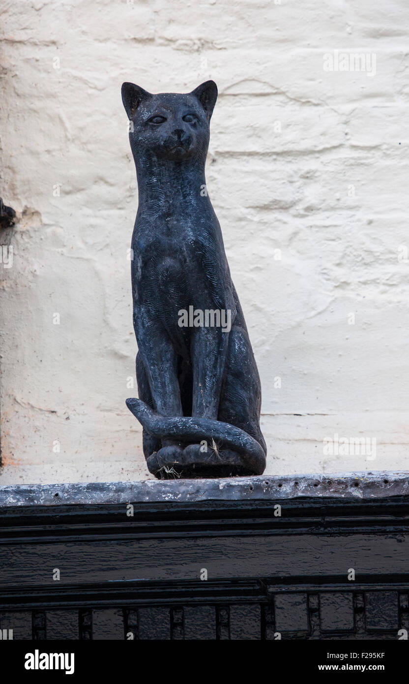 Cat Statues Stock Photos & Cat Statues Stock Images - Alamy