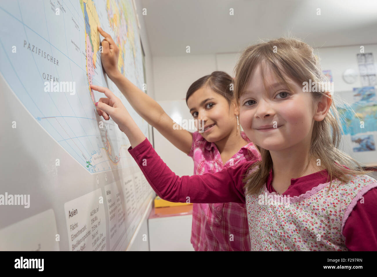 Kid in classroom reading map hi-res stock photography and images - Alamy