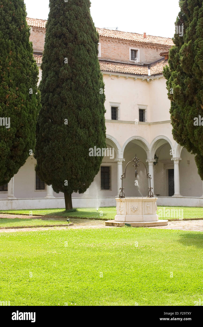 View of a Typical Venice yard Stock Photo Alamy