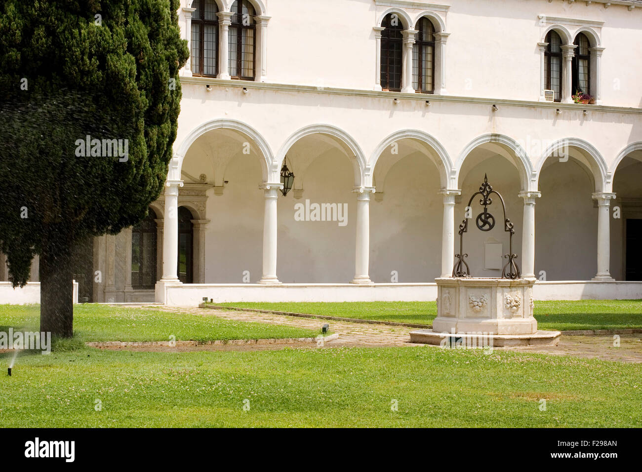 View of a Typical Venice yard Stock Photo Alamy