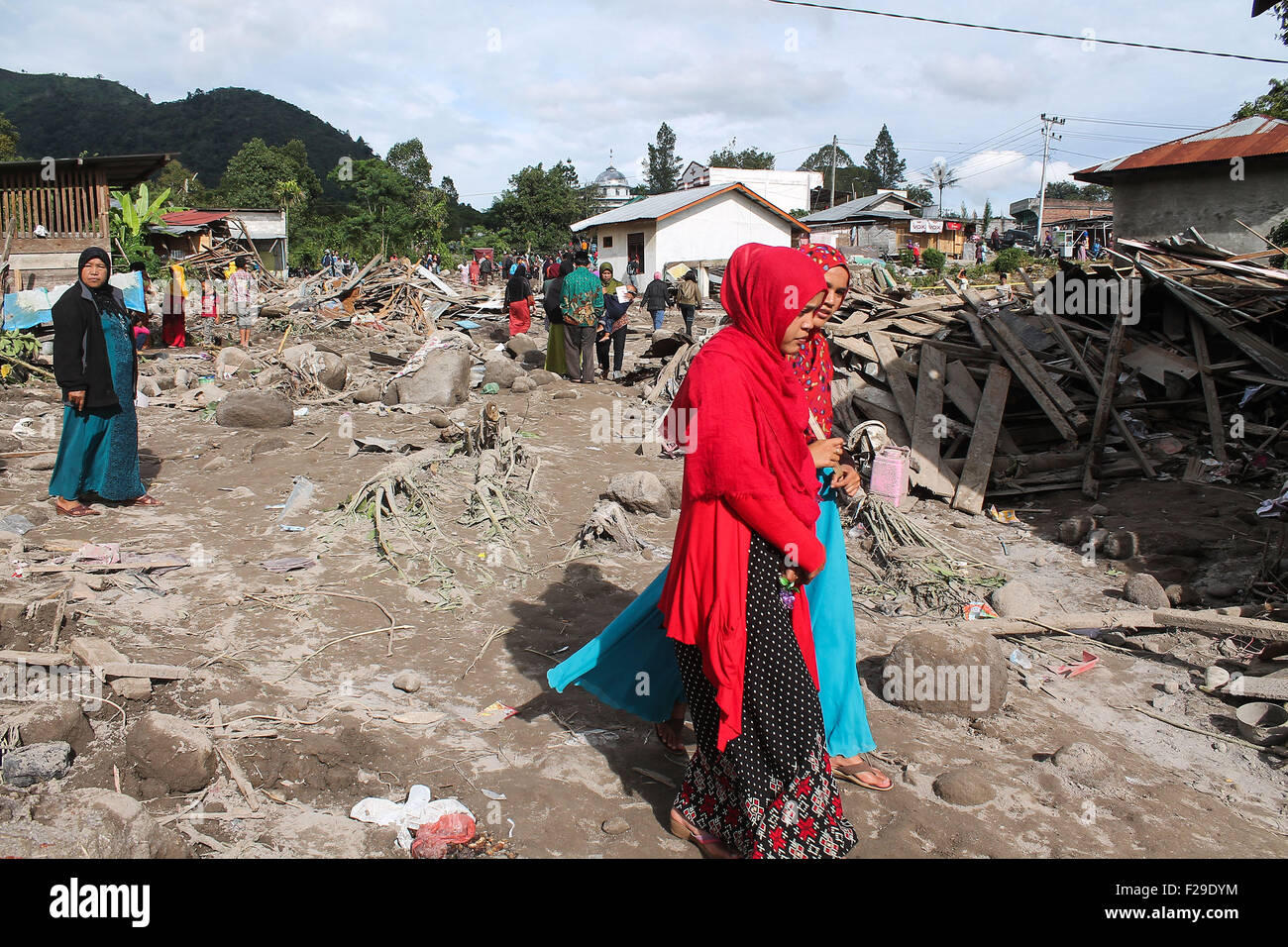 Lhokseumawe, Indonesia. 14th Sep, 2015. Residents passing at the ruins of homes damaged by the flood in the village Fajar harapan. Flash floods in Gayo highlands caused torrential rains and overflowing rivers that caused 149 people displaced and damaged homes. Credit:  Fach Reza/Pacific Press/Alamy Live News Stock Photo