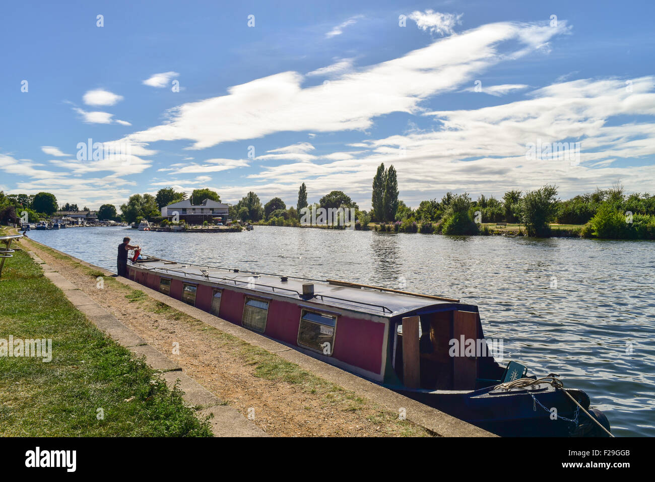 narrow-boat-on-the-river-thames-at-kingston-upon-thames-stock-photo-alamy