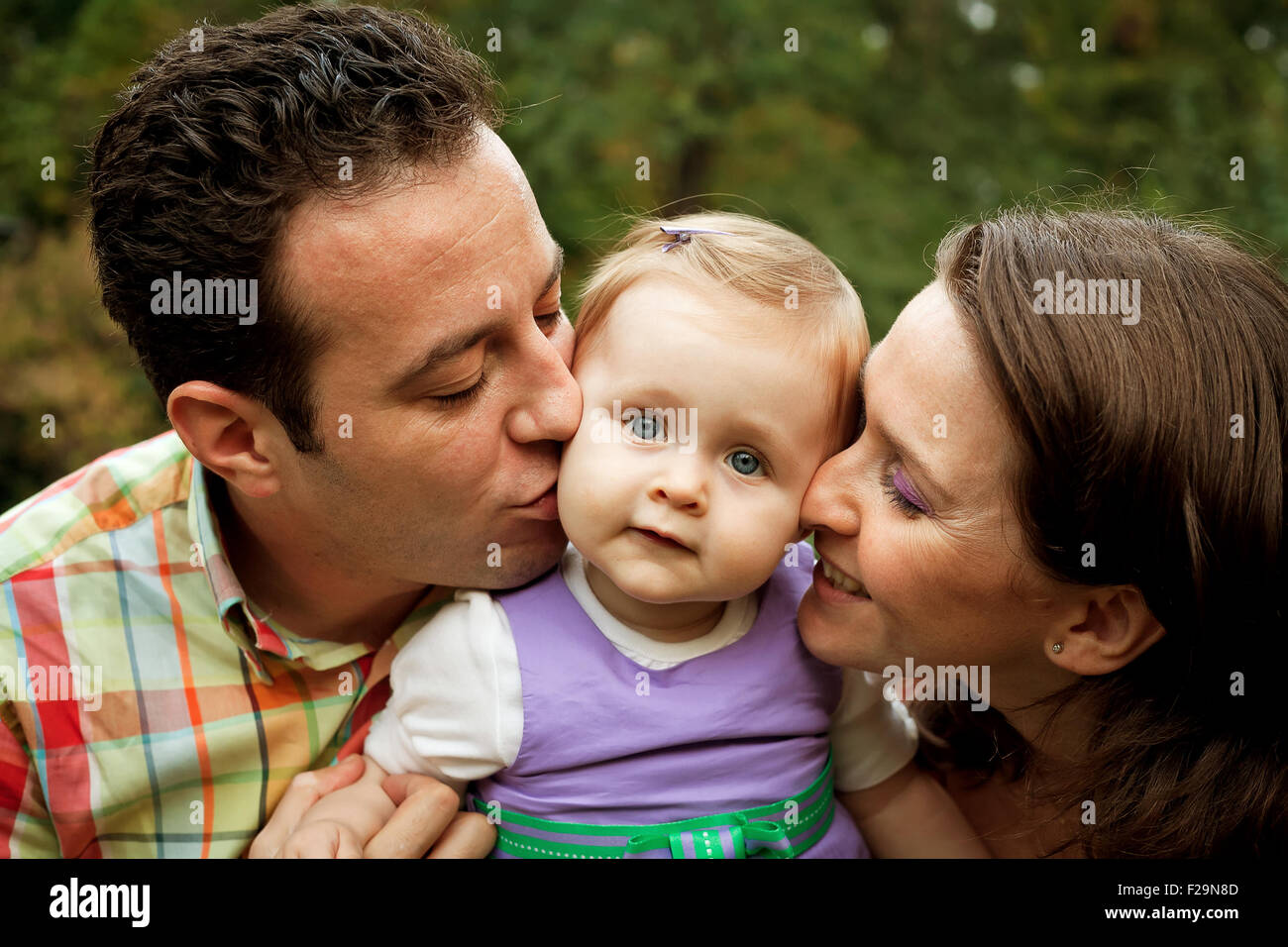 Мама папа поцелуй. Kiss и родители. Традиция поцелуев в семье с ребенком. Поцелуй родителя и ребенка в Англии. Фото семья поцелуи.