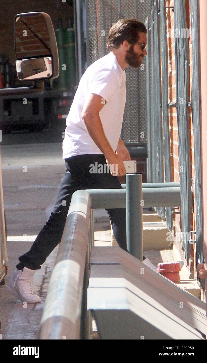 wrijving Rood Weven Jake Gyllenhaal in white t-shirt and trainers running errands in Beverly  Hills Featuring: Jake Gyllenhaal Where: Los Angeles, California, United  States When: 14 Jul 2015 Stock Photo - Alamy