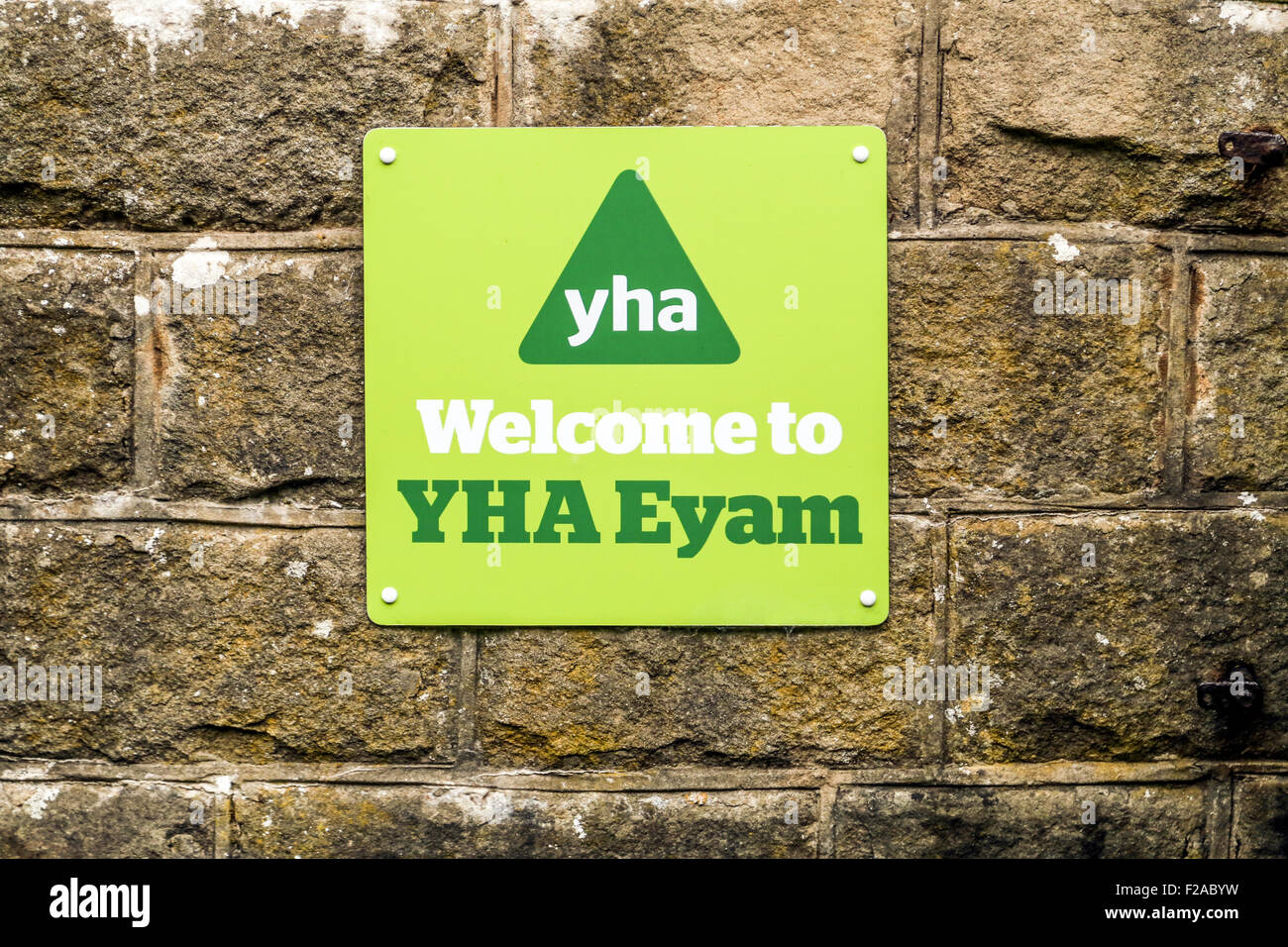 Welcome sign on the YHA hostel, Eyam Stock Photo