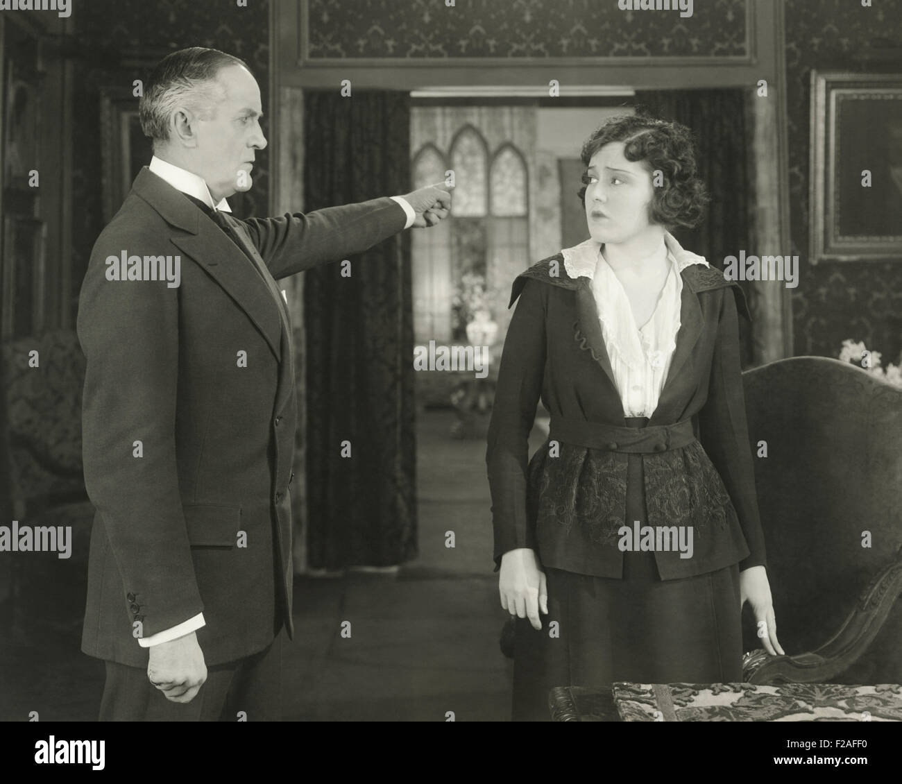 Showing her the door (OLVI008 OU425 F) Stock Photo