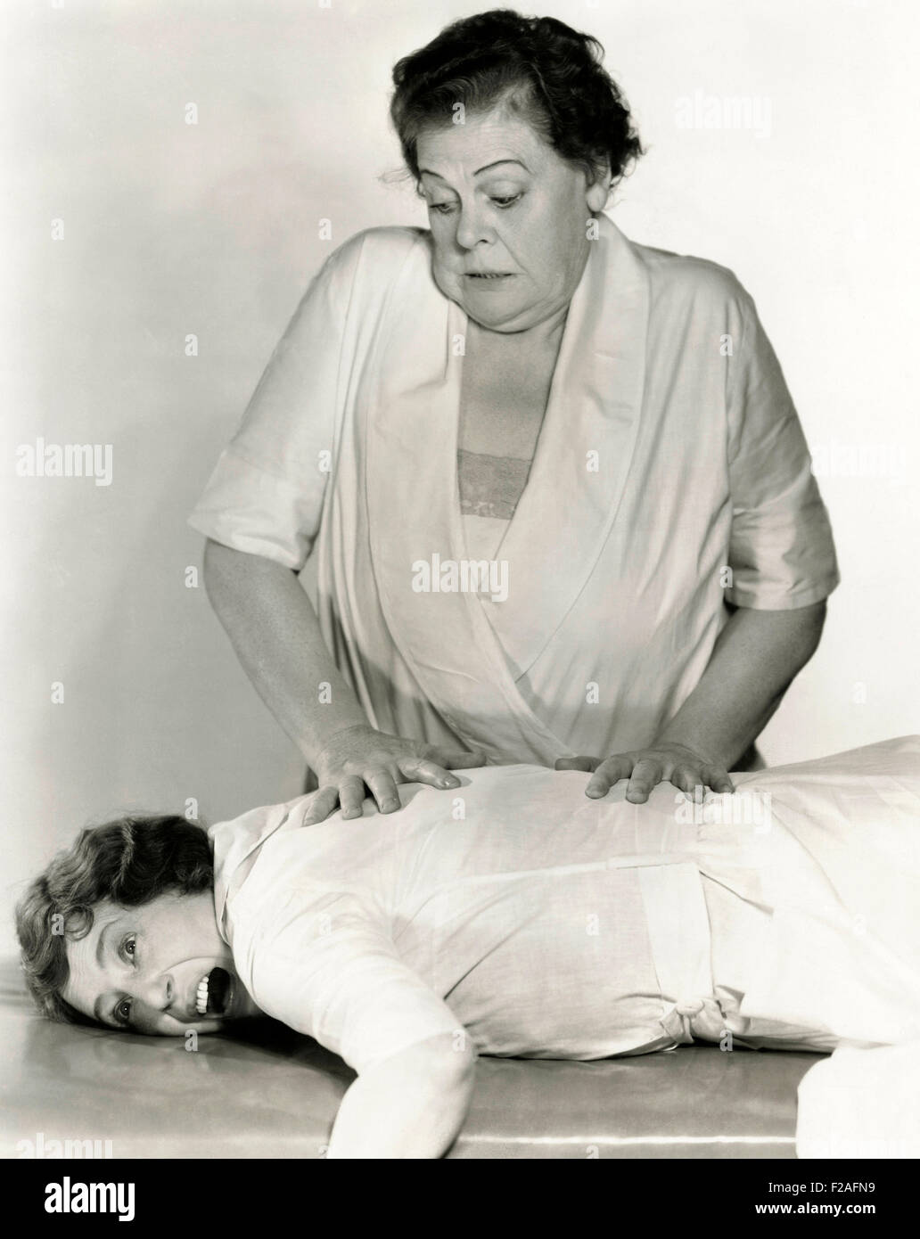 Painful massage (OLVI008 OU371 F) Stock Photo