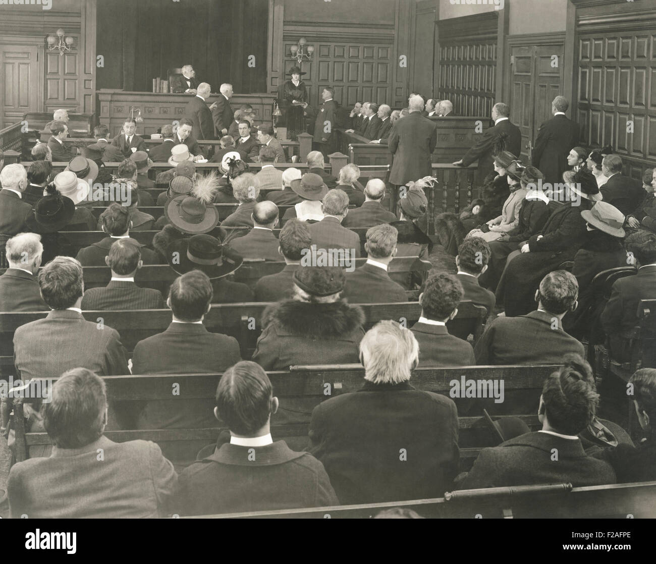 People sitting on benches in courtroom (OLVI008 OU347 F) Stock Photo