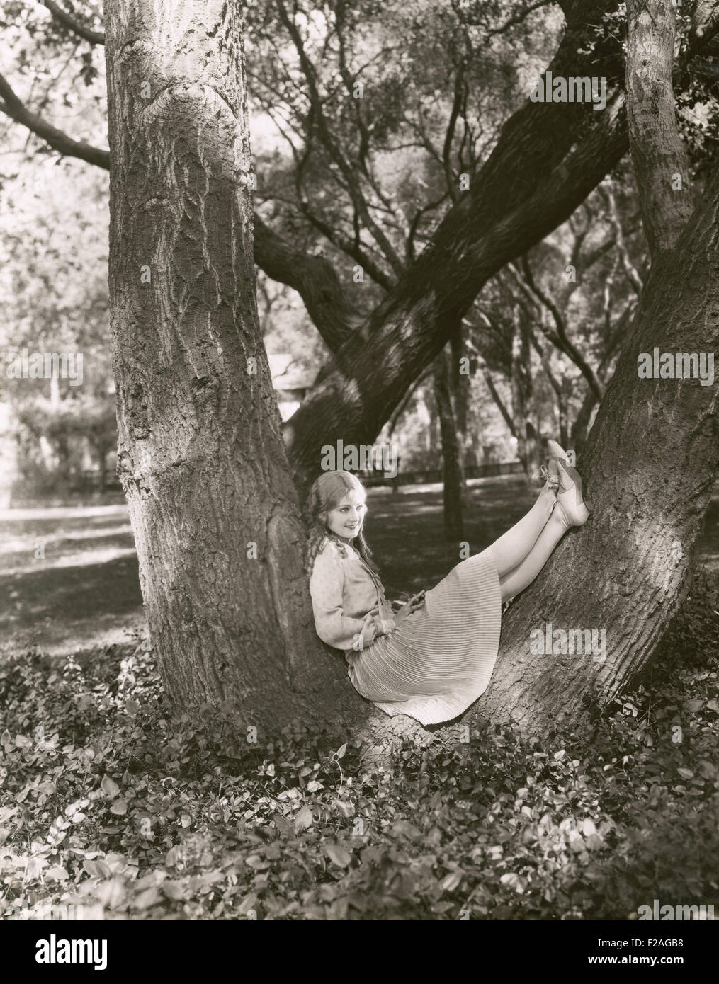 hollywood vintage girl feet Woman feet up retro hi-res stock photography and images - Alamy