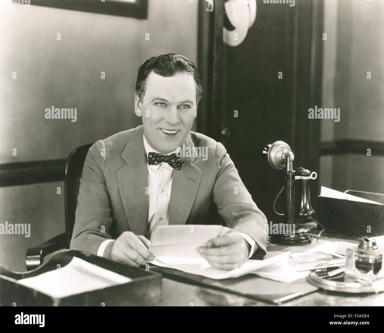 Reading a funny letter (OLVI008 OU154 F) Stock Photo