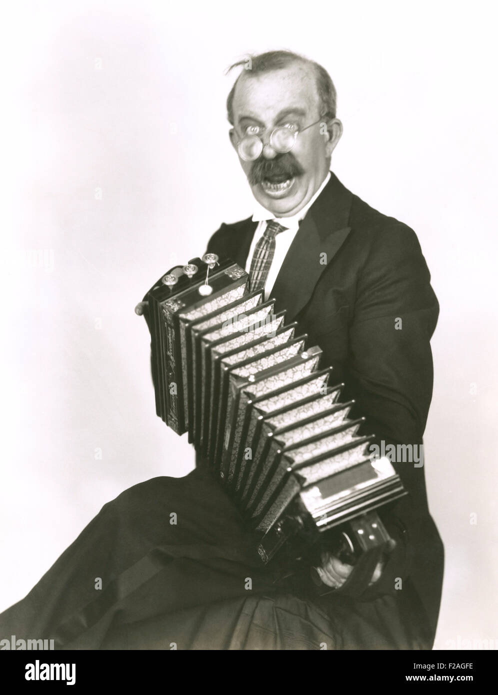 Accordion player (OLVI008 OU129 F) Stock Photo