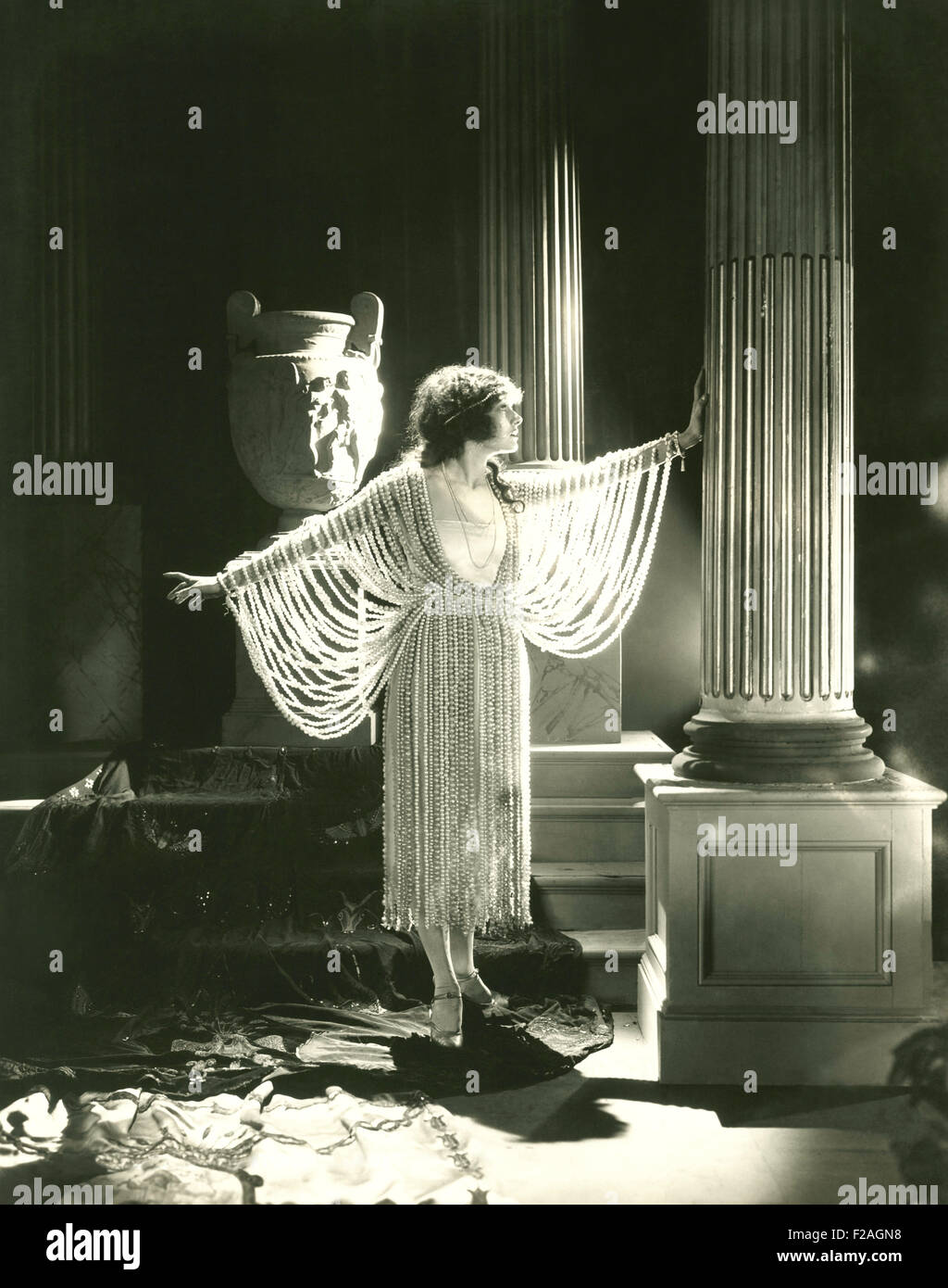 Pearls 1920s hi-res stock photography and images - Alamy