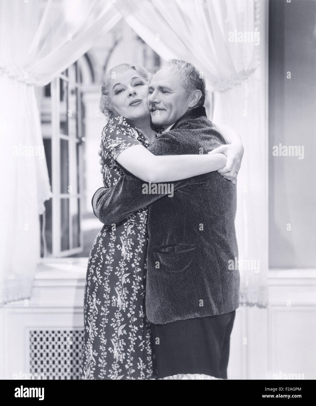 1930s couple embrace hi-res stock photography and images - Alamy
