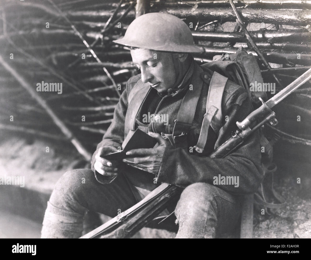 Soldier reading a book (OLVI008 OU031 F) Stock Photo