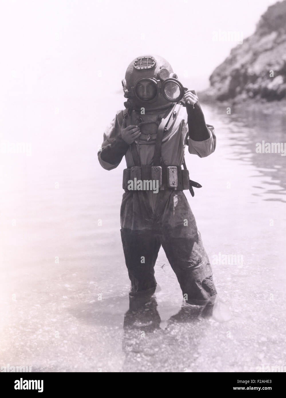1930s diver helmet hi-res stock photography and images - Alamy