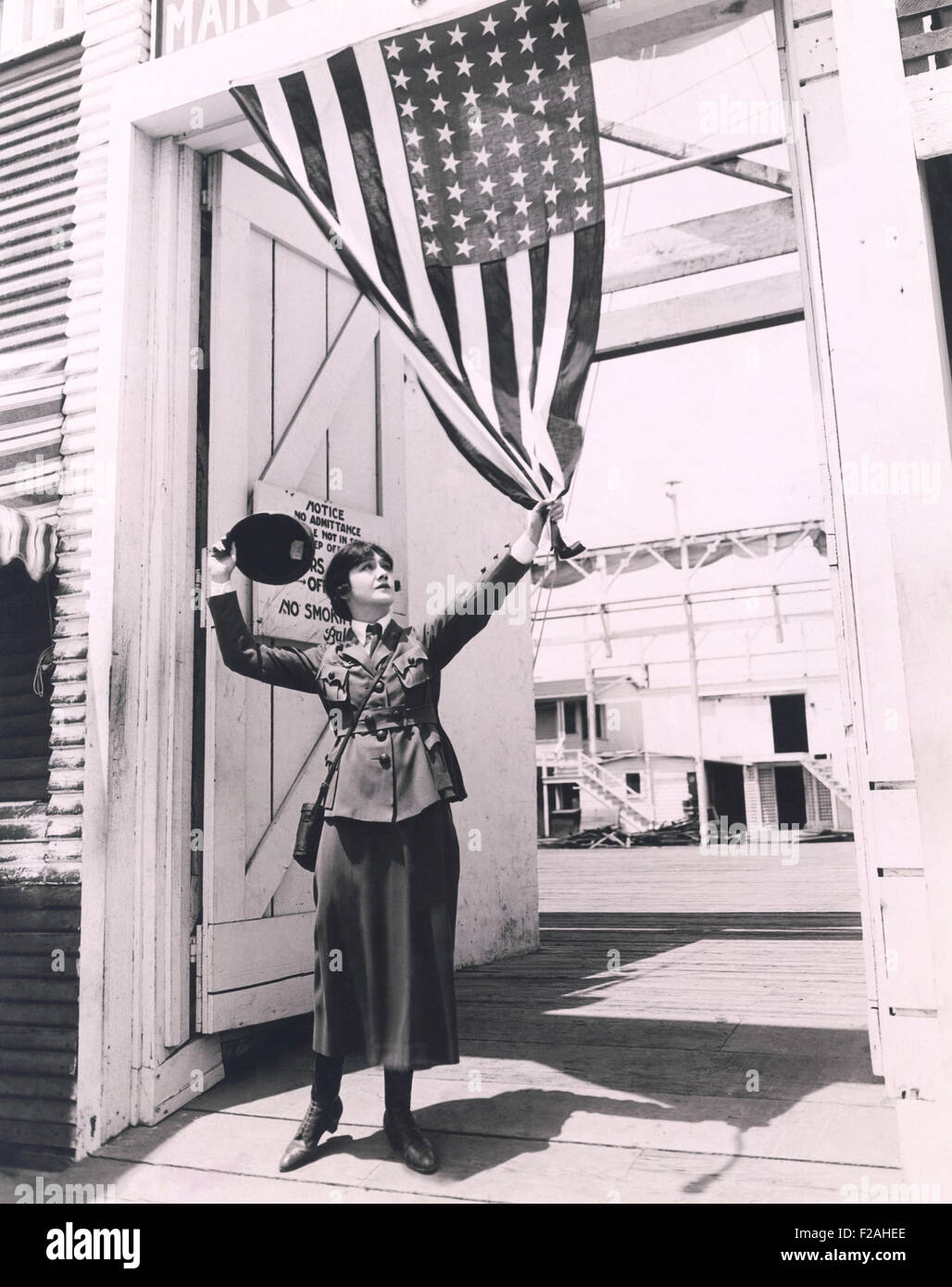 Female soldier  holding American flag (OLVI007 OU970 F) Stock Photo
