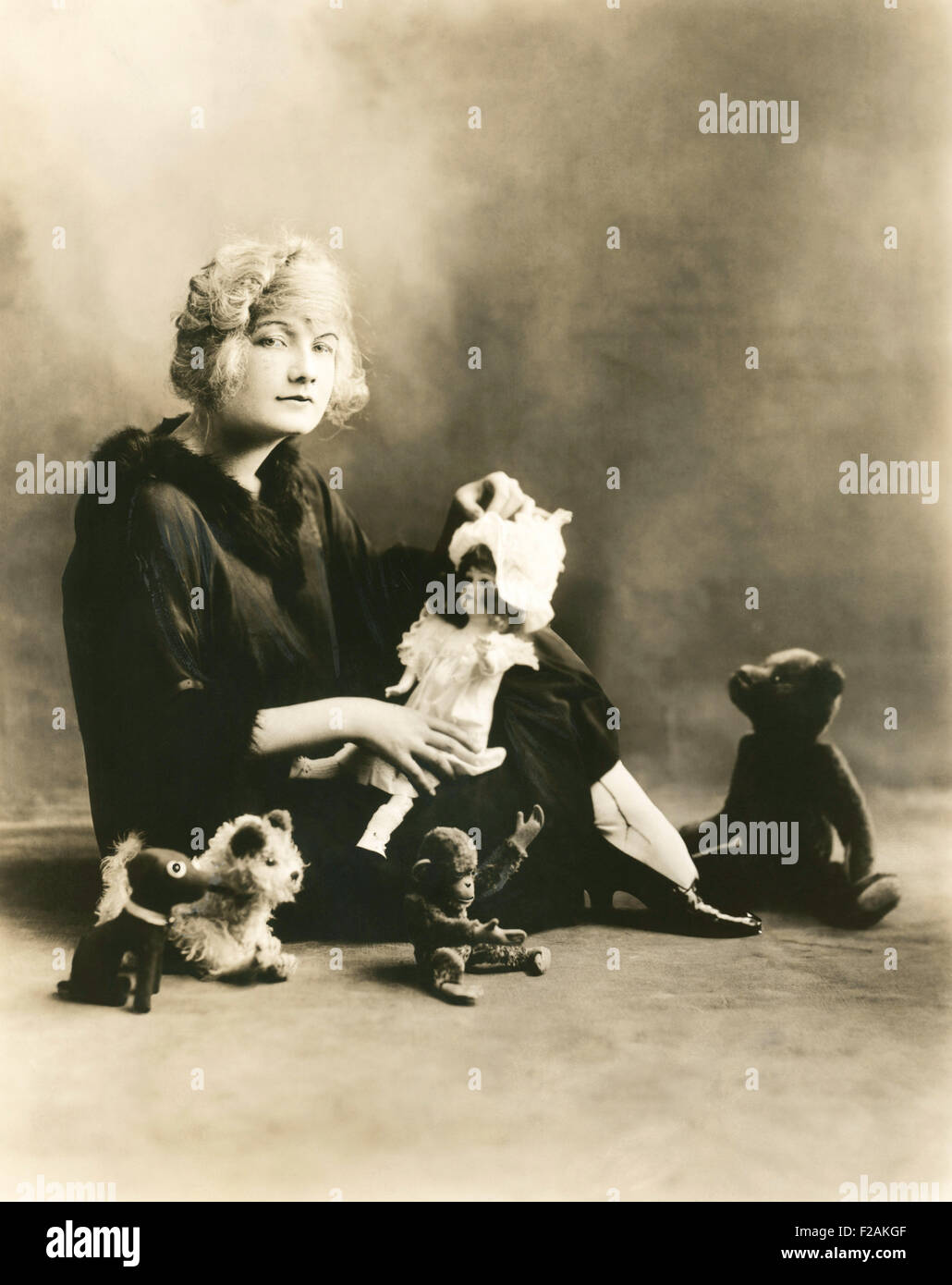 Second childhood (OLVI007 OU655 F) Stock Photo