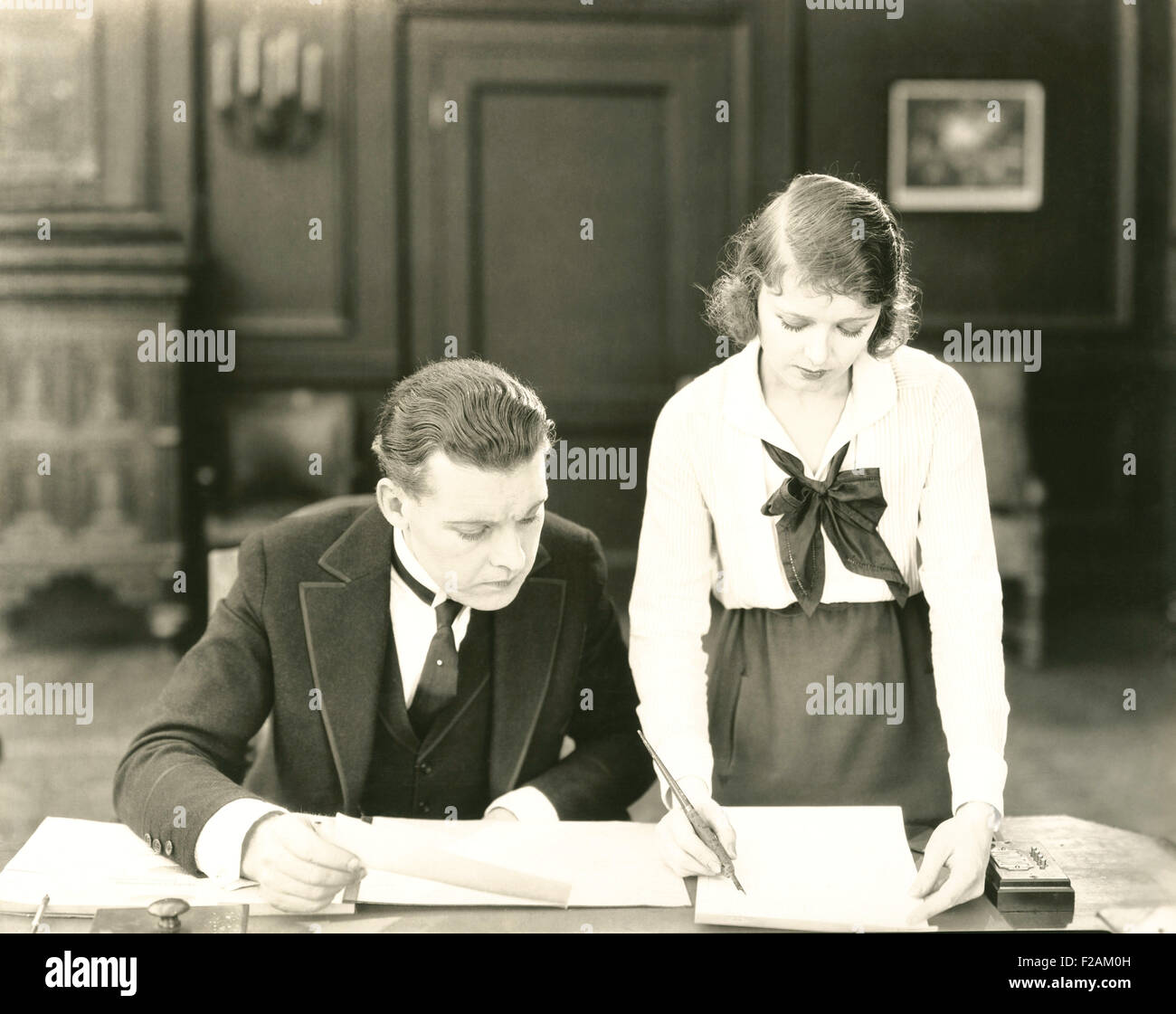 A working relationship (OLVI007 OU636 F) Stock Photo