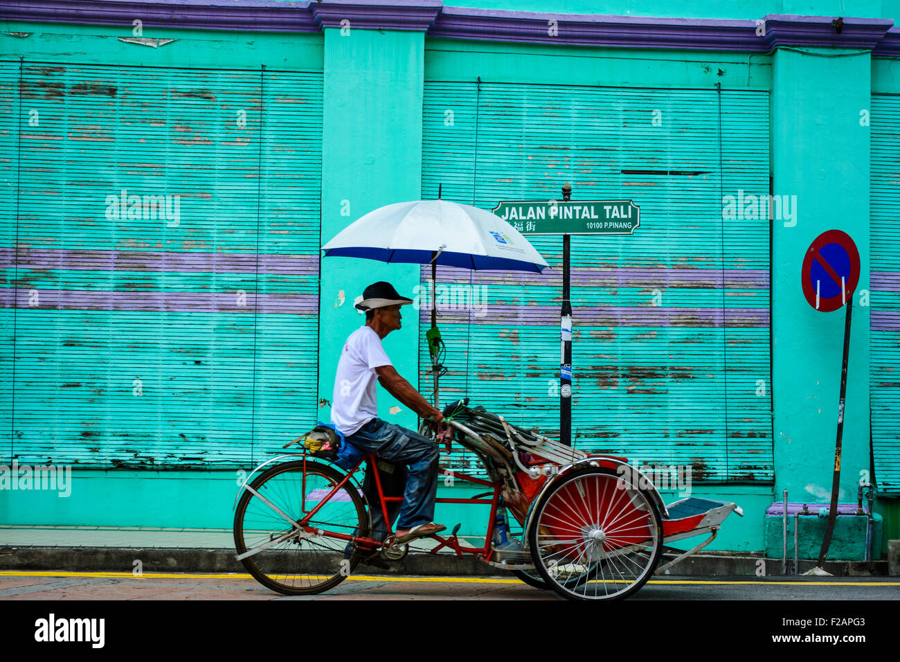 Classic Penang shophouses and trishaw Stock Photo