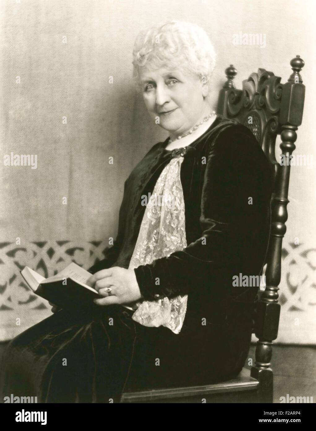 Enjoying a good book (OLVI007 OU584 F) Stock Photo