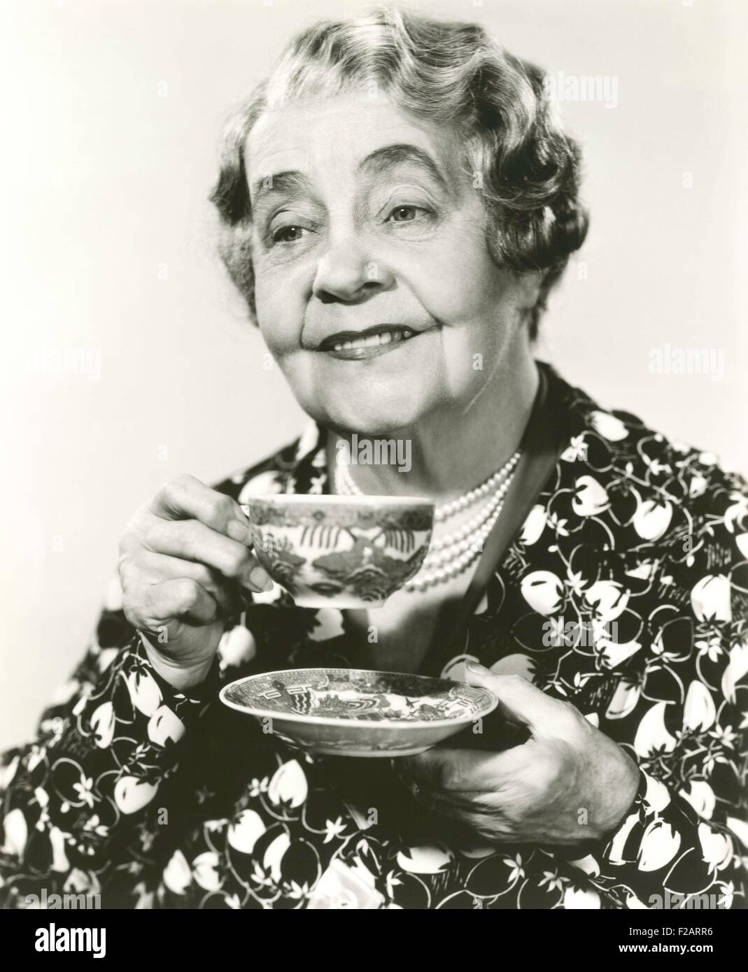 Enjoying a cup of tea (OLVI007 OU570 F) Stock Photo