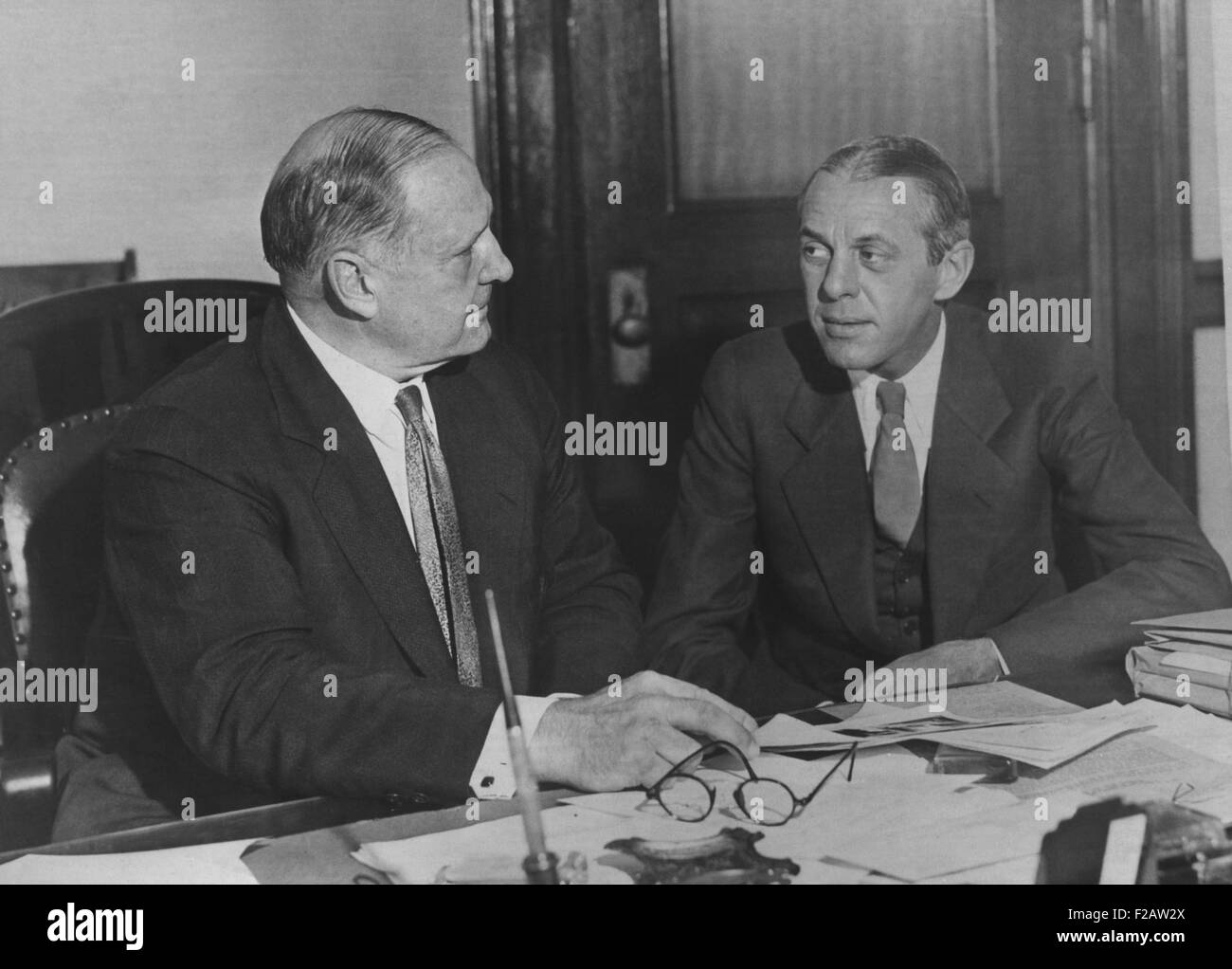 William Hamm, Jr. confers with U.S. District Attorney, L.I. Drill, before his Grand Jury testimony. The St. Paul, Minnesota, millionaire was kidnapped by the Barker-Karpis gang in June 1933. Hamm was released after 3 days in exchange for a $100,000 ransom. Roger Touly was tried and acquitted for the kidnapping after FBI found 'latent' fingerprints linking the crime to the Barker-Karpis gang. (CSU 2015 11 1463) Stock Photo