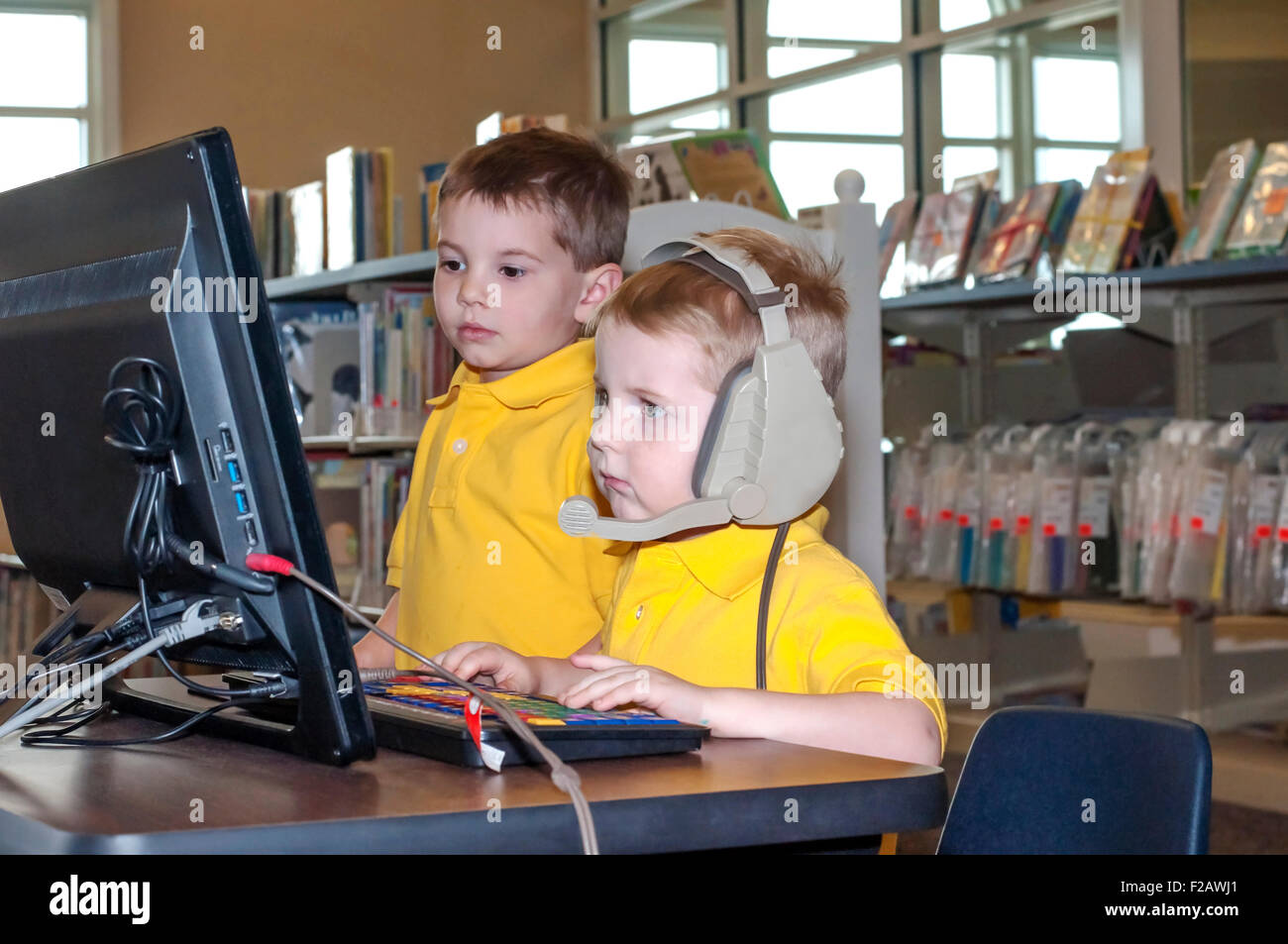 kids in library using computer Stock Photo