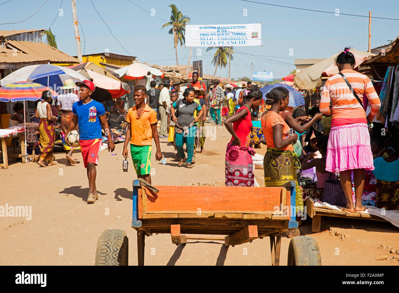 Market stalls in Belon'i Tsiribihina / Belo sur Tsiribihina / Belo - Tsiribihina, Menabe, Madagascar, Southeast Africa Stock Photo