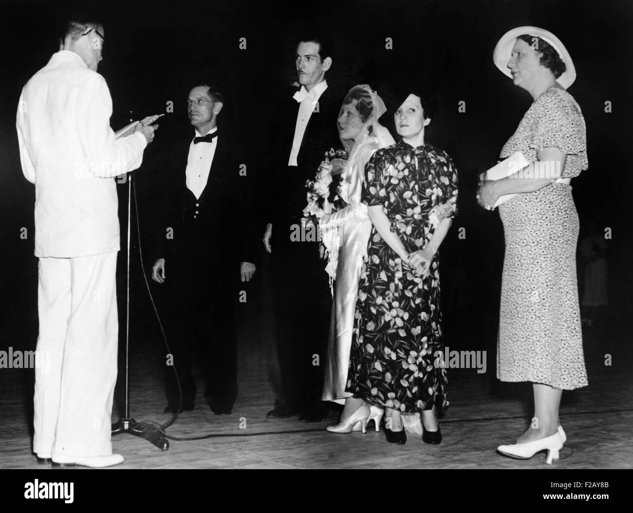 Violet Hilton one of famous Siamese twins, was married to James Moore, July 18, 1936. The wedding was attended by a huge crowd in the Cotton Bowl Stadium at the Texas Centennial Exposition in Dallas. Violet wore a wedding gown and her sister Daisy, wore street clothes. (CSU 2015 9 857) Stock Photo