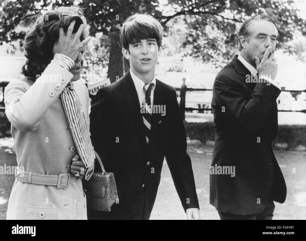 16 year old Robert Sargent Shriver III going to court after a drug arrest in July 1970. He is accompanied by his parents, Eunice Kennedy Shriver and Sargent Shriver in Barnstable, Massachusetts, Aug. 6, 1970. (CSU 2015 9 803) Stock Photo