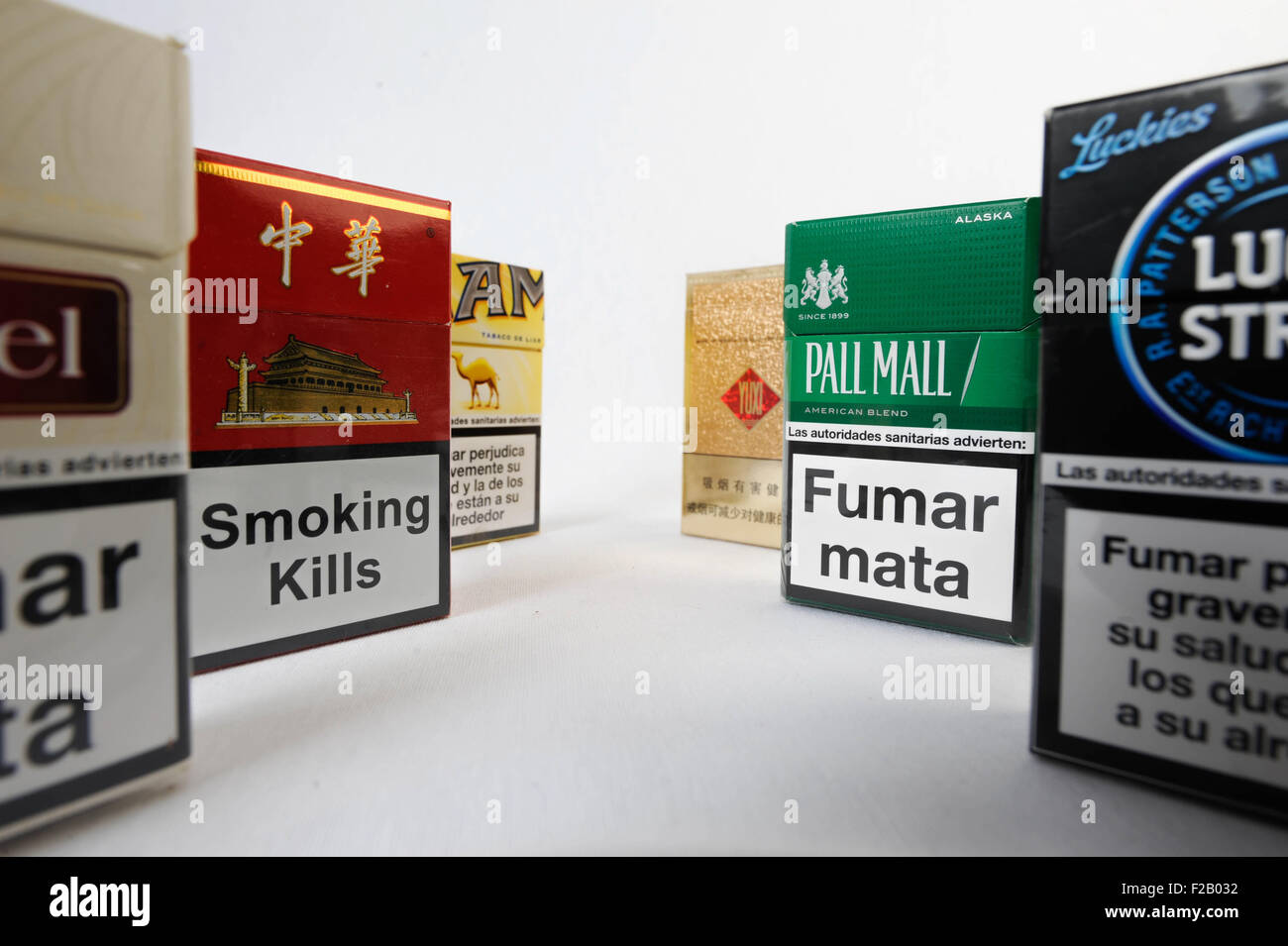 a set of cigarette of different brands un juego de cigarrillo de