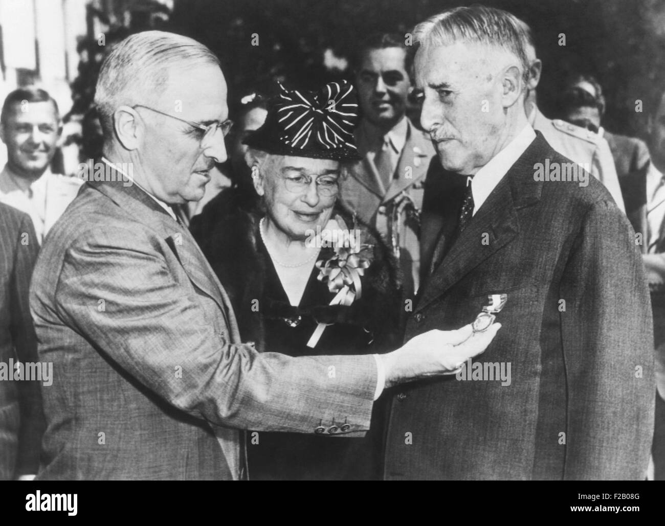 President Harry Truman awards Distinguished Service Medal retiring Secretary of War Henry Stimson. Sept. 21, 1945. The Republican statesman served in the Cabinets of four Presidents: William Taft, Herbert Hoover, Franklin Roosevelt, and Harry Truman. (CSU 2015 9 1154) Stock Photo