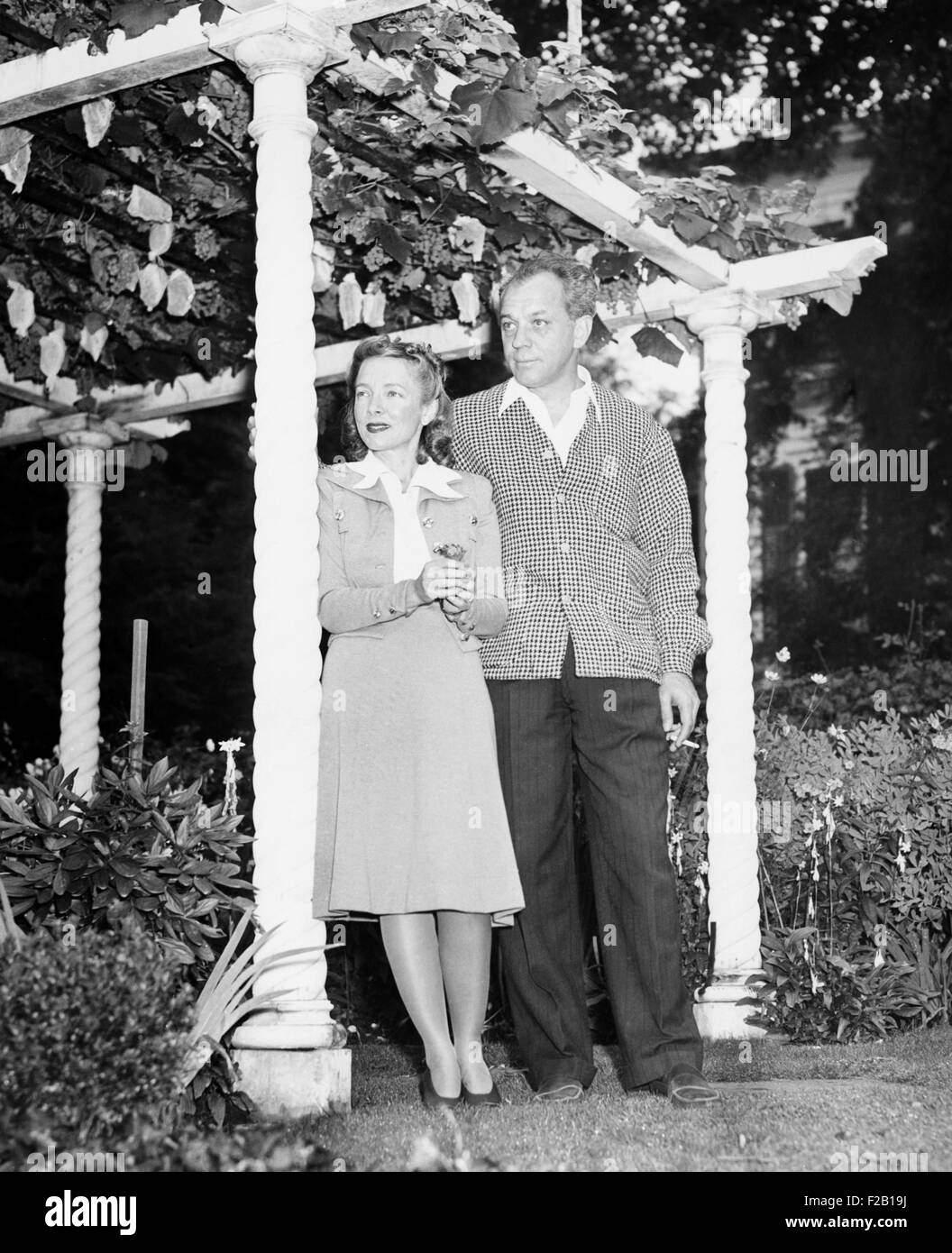 Helen Hayes and her husband Charles McArthur, ca. Sept. 1940. MacArthur was portrayed by the actor Matthew Broderick in the 1994 film MRS. PARKER AND THE VICIOUS CIRCLE. (CSU 2015 7 454) Stock Photo