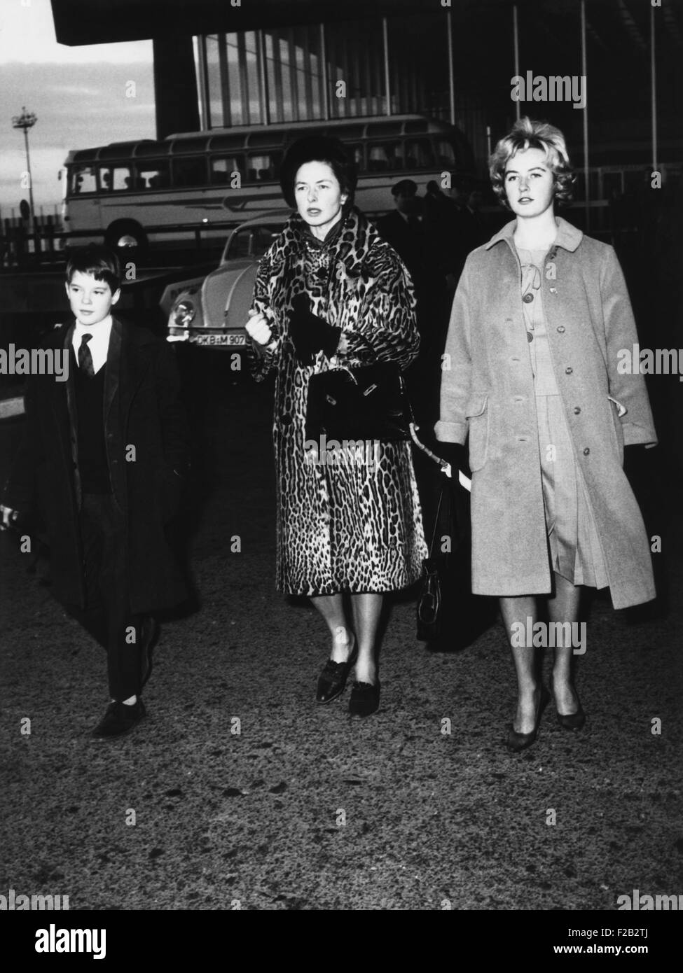 Ingrid Bergman with her children, Pia Lindstrom and Robertino Rossellini, at Rome airport. Jan. 5, 1962 (CSU 2015 7 334) Stock Photo