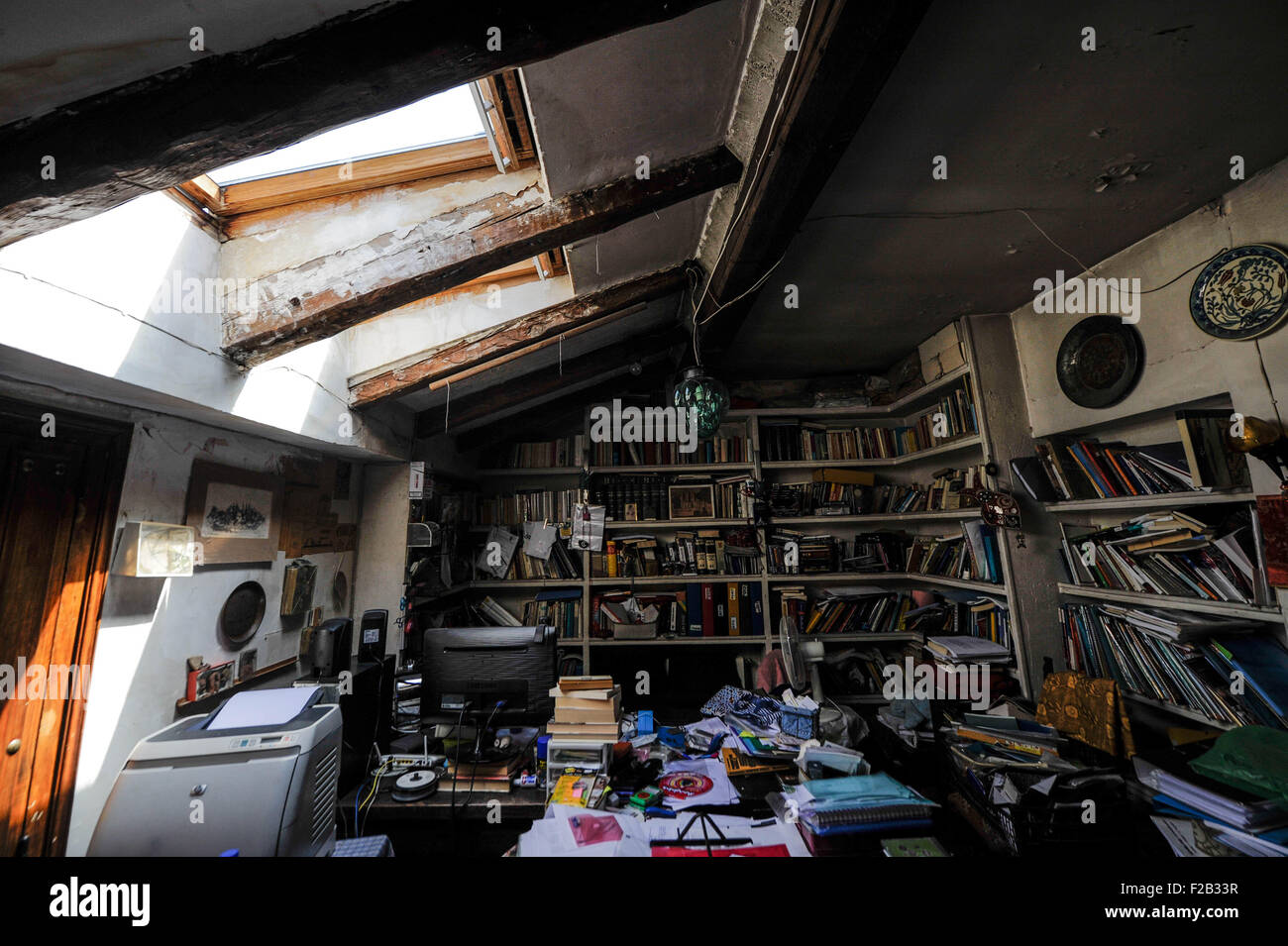 a studio in an attic with skylight- un estudio en un ático con claraboya Stock Photo