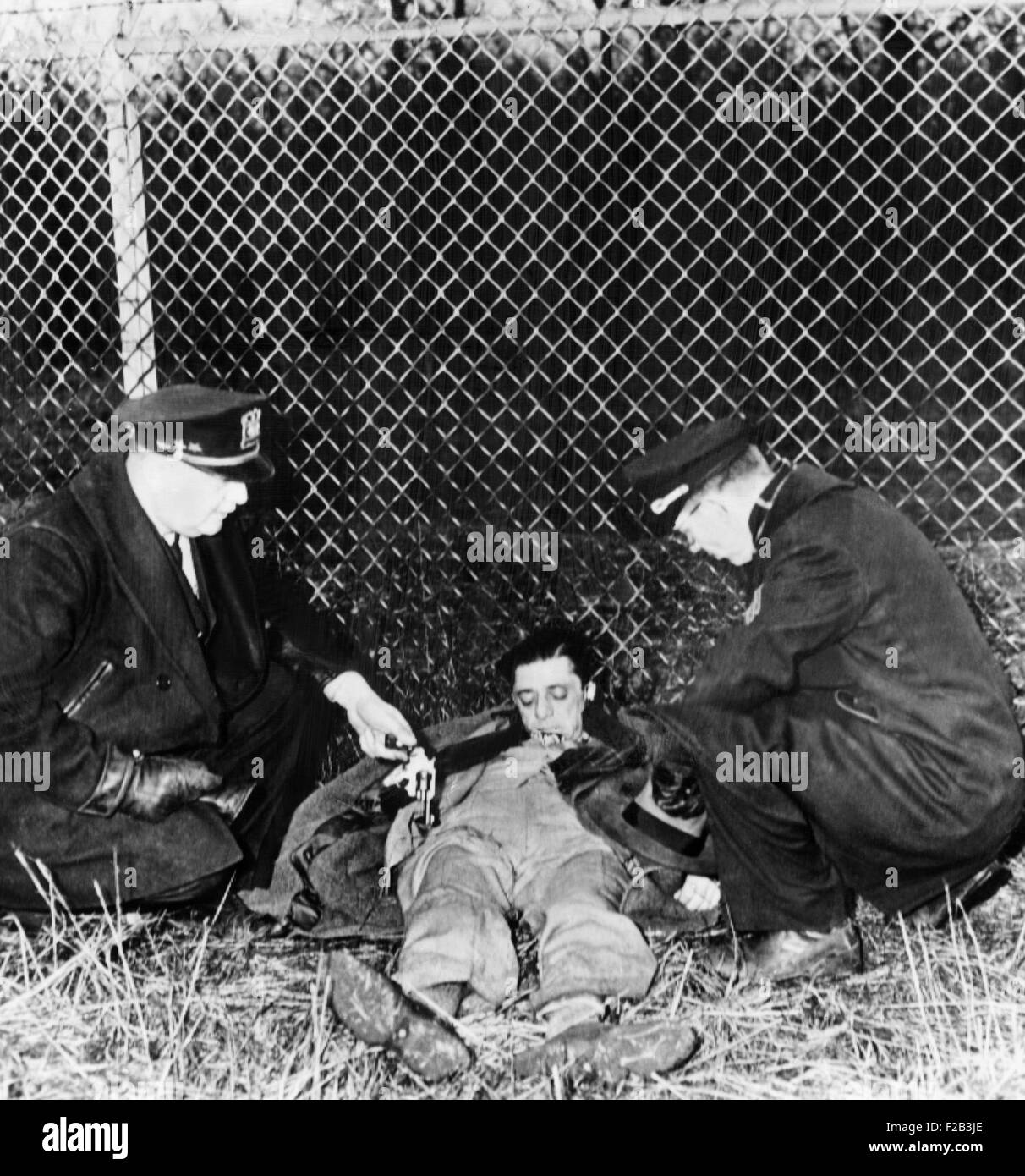 Police next the to dead body of Frank 'The Enforcer' Nitti. He committed suicide beside a railroad track near Riverside, a Chicago suburb, following his indictment for extortion. March 19, 1943. He was portrayed by Sylvester Stallone in CAPONE 1975; by Stanley Tucci in ROAD TO PERDITION 2002; and by Bill Camp in PUBLIC ENEMIES 2009 . - (CSU 2015 6 183) Stock Photo
