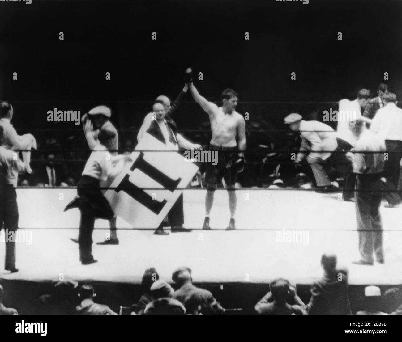 Gene Tunney defeats Tom Heeney of New Zealand by a technical knockout. The fight was stopped by the referee in the 11th round. Announcer Joe Humphries declared Tunney the winner and still the World Heavy Weight Champion. July 26, 1928. Yankee Stadium, New York City. It was Tunney's last fight. He promised his Fiance, heiress Polly Lauder, he would retire from professional boxing. - (CSU 2015 5 149) Stock Photo