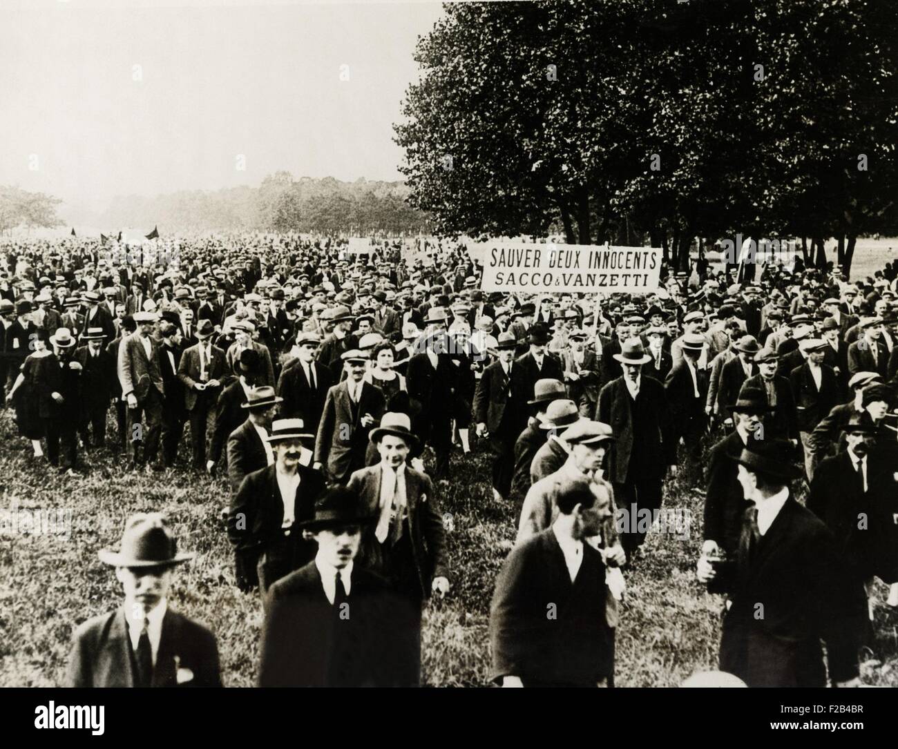 Paris sympathizers of Sacco and Vanzetti demonstrate. An immense demonstration was held in the Bois de Vincennes outside Paris by sympathizers of the two condemned Massachusetts radicals, Sacco and Vanzetti. Ca. Aug. 21, 1927. A sign reads, 'Saveur Deux Innocents, Sacco & Vanzetti'. - (CSU 2015 5 109) Stock Photo
