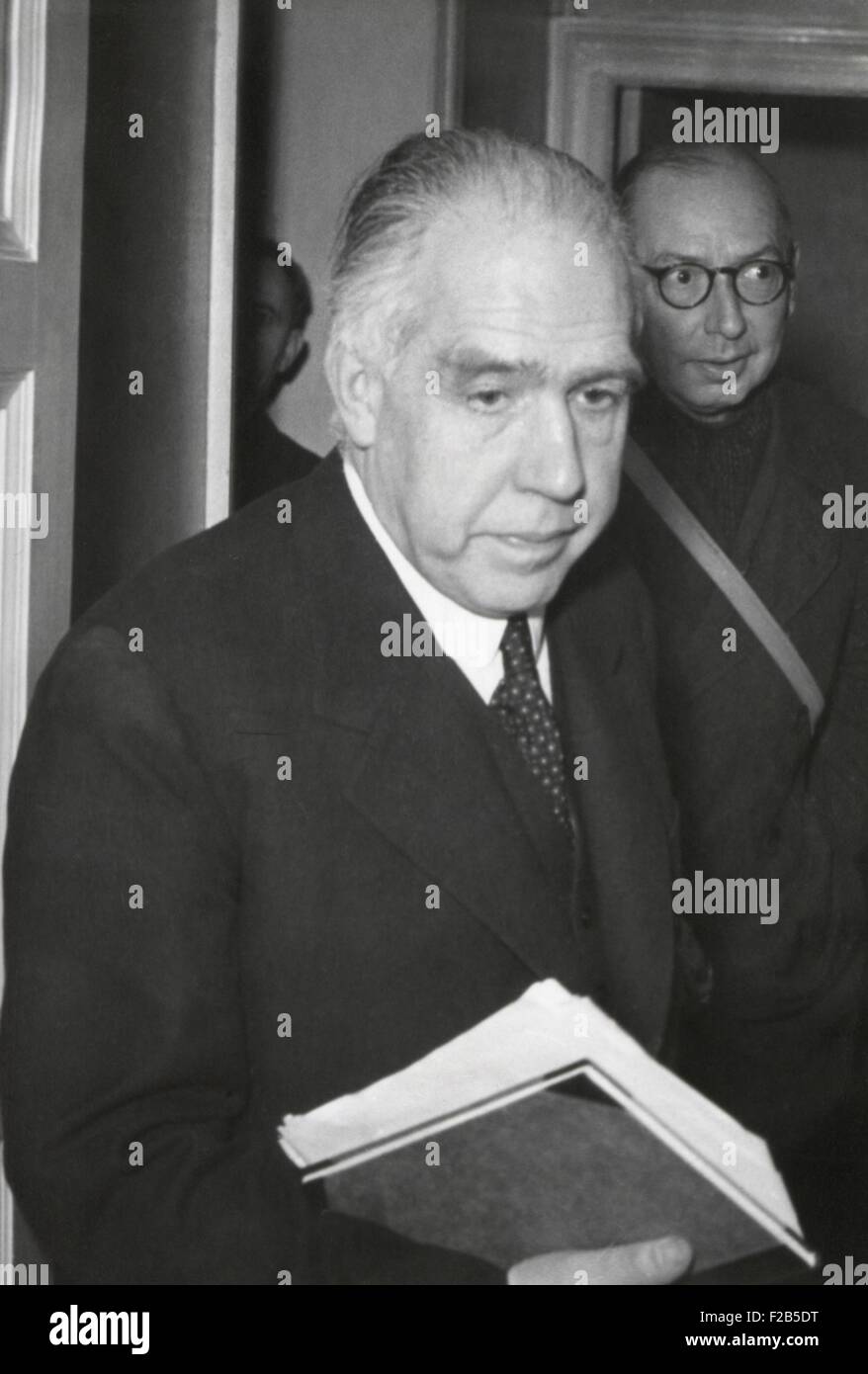 Niels Bohr, Danish nuclear physicist who escaped Nazi imprisonment in 1943. Ca. 1945. - (BSLOC 2014 17 24) Stock Photo