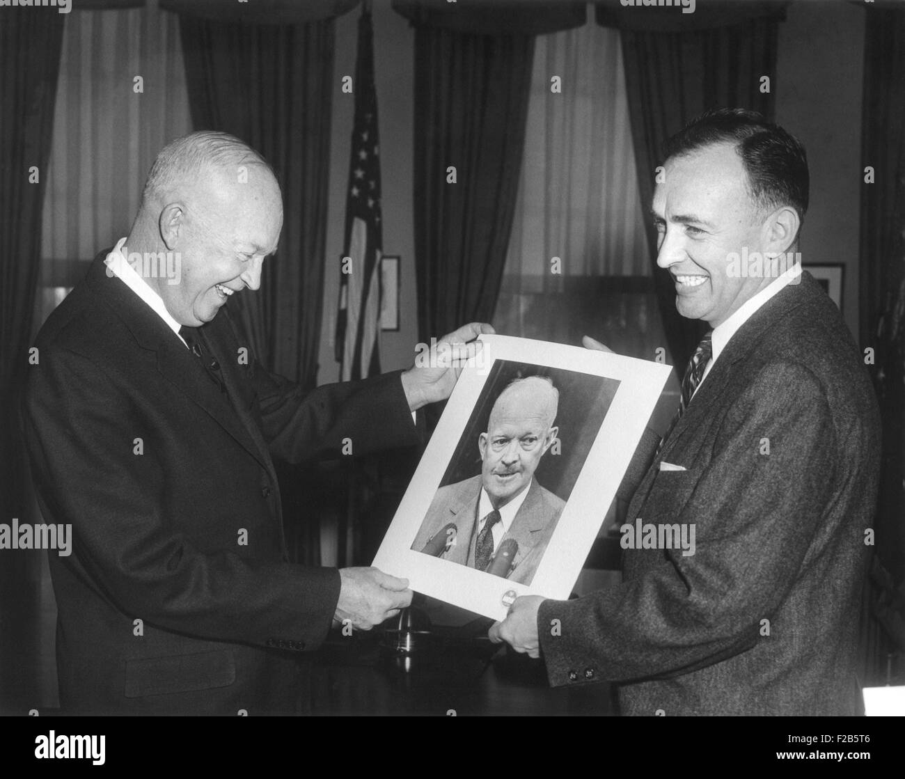 President Eisenhower looks at a prize-winning portrait of him by its creator. The 1959 White House News Photographers Association finalists were Elwood Baker, Charles Corte, Jack Fletcher, Wallace McNamee, Francis Routt, Paul Schutzer, George Tames. - (BSLOC 2014 16 62) Stock Photo