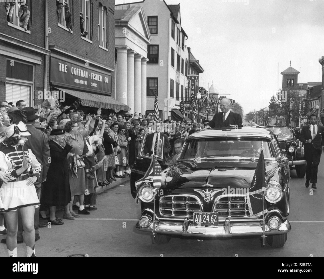 President Eisenhower is welcomed by crowd in Gettysburg on Nov. 14, 1955. He had been hospitalized at Fitzsimons Army Hospital in Denver for seven weeks after his Sept. 24, 1955 heart attack. - (BSLOC 2014 16 59) Stock Photo