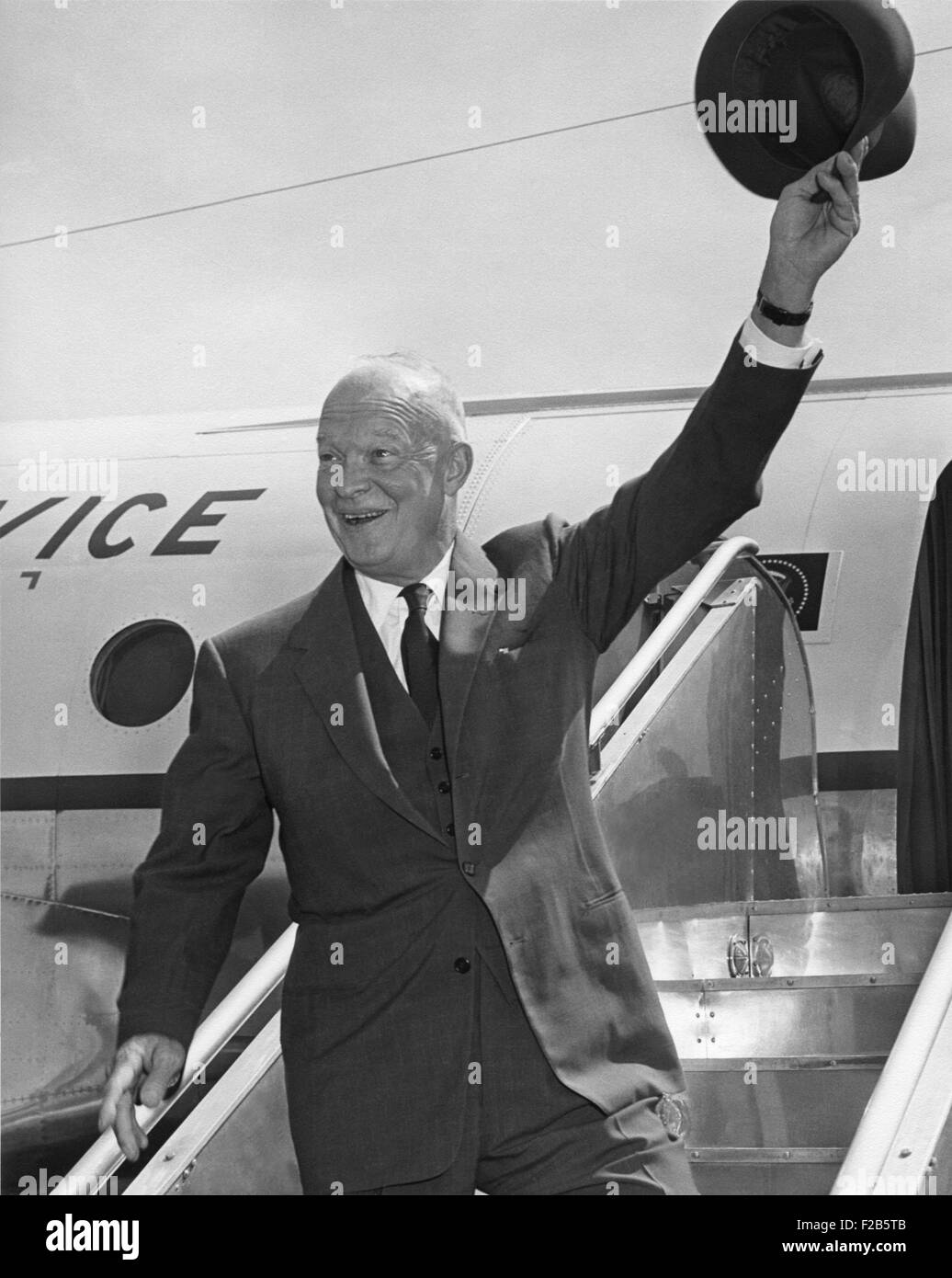 President Eisenhower waving his hat from airplane steps. He was leaving Washington D.C. for a New England trip. June 22, 1955. - (BSLOC 2014 16 58) Stock Photo