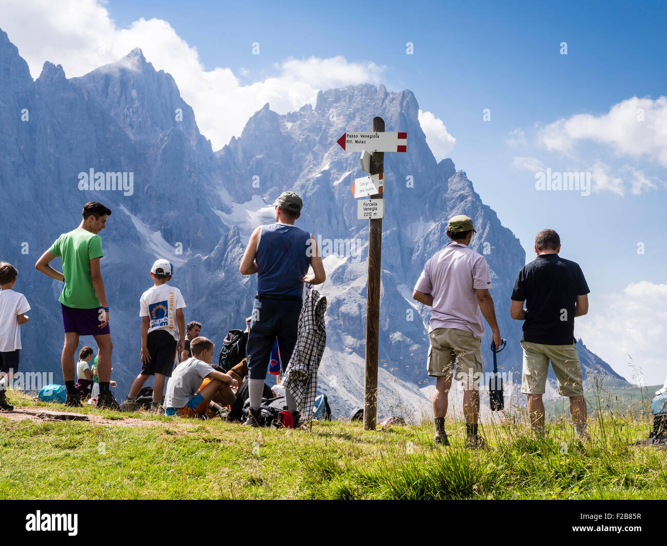 Tourists take a rest, Viewpoint Forcella Venegia , view towards dolomite peaks, Pala mountain group, south Tyrolia, Italy Stock Photo