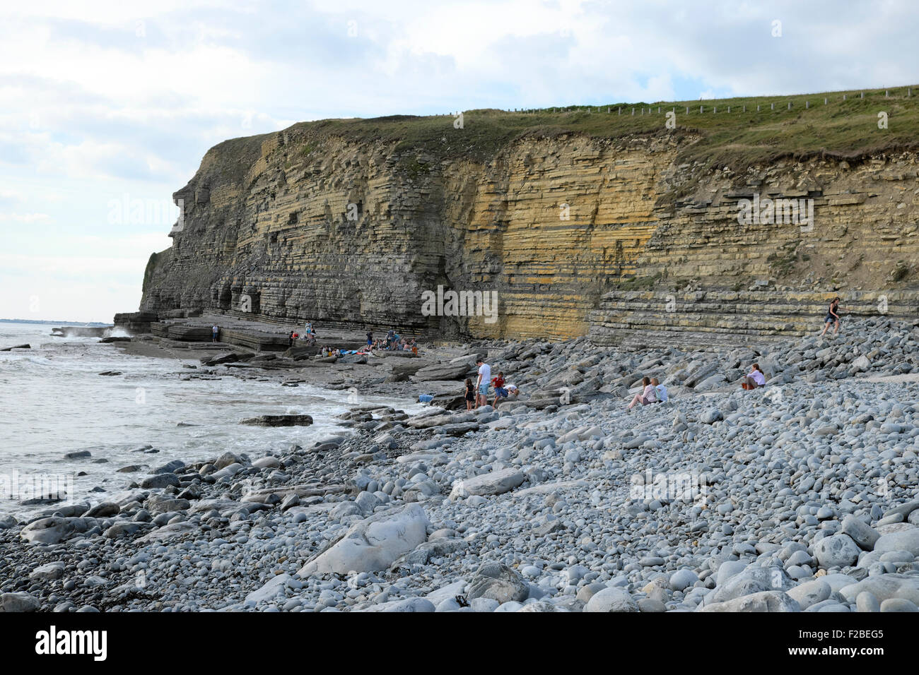 People on the stony Southerndown beach at Dunraven Bay Wales UK  KATHY DEWITT Stock Photo